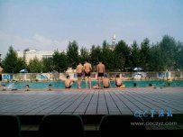 成都工业学院的游泳池怎么全是男的啊？